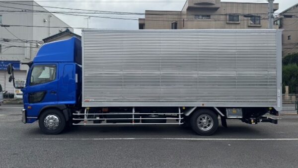 大型貨物車両(300)